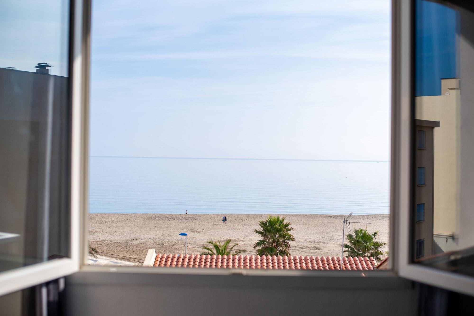 Le Regina Hotel Et Restaurant Canet-Plage Exterior photo